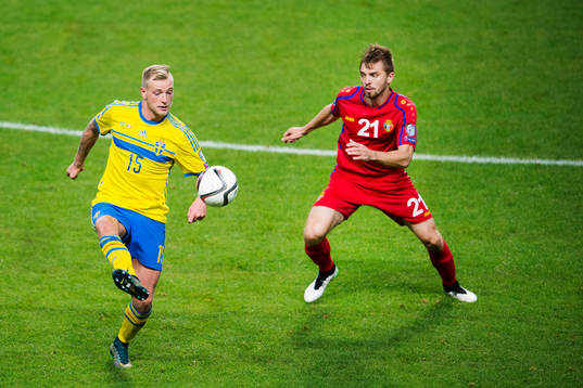 Sveriges John Guidetti och Moldaviens Maxim Potirniche