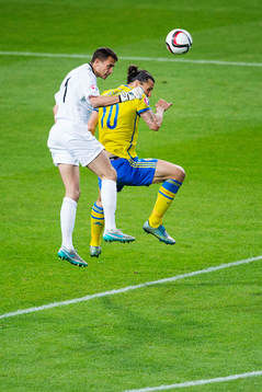 Moldaviens målvakt Ilie Cebanu och Sveriges Zlatan