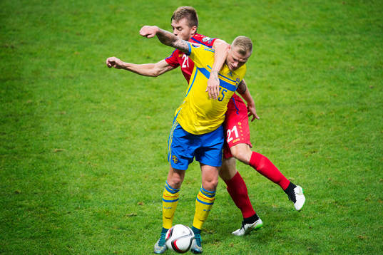 Sveriges John Guidetti och Moldaviens Maxim Potirniche