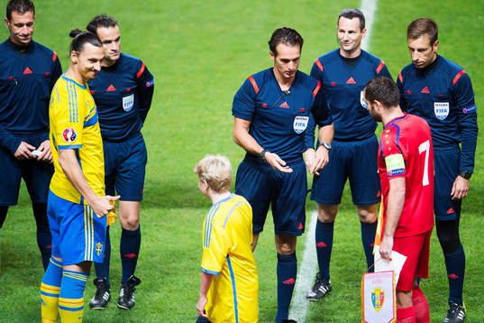 Sveriges Zlatan Ibrahimovic ger Noah Holmström från min