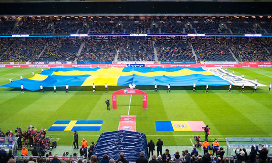 En stor svensk flagga på planen