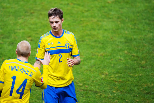 Sveriges Mikael Lustig byts ut mot Sveriges Anton Tinnerholm