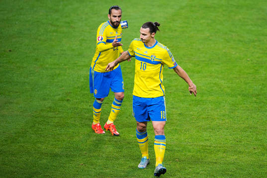 Sveriges Zlatan Ibrahimovic lämnar över kaptensbindeln