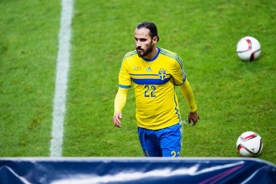 Sveriges Erkan Zengin lämnar planen i halvtid