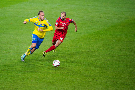 Sveriges Andreas Granqvist och Moldaviens Sergiu Istrati