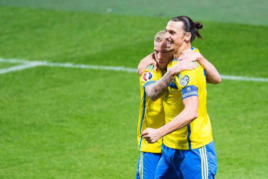 Sveriges John Guidetti jublar med Zlatan Ibrahimovic