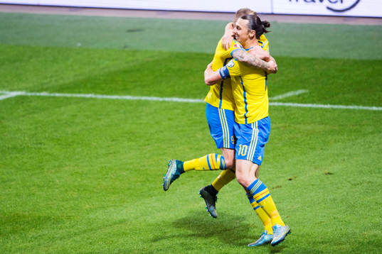 Sveriges John Guidetti jublar med Zlatan Ibrahimovic