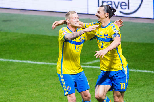 Sveriges John Guidetti jublar med Zlatan Ibrahimovic