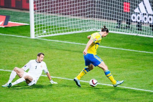 Sveriges Zlatan Ibrahimovic tar sig förbi Moldaviens