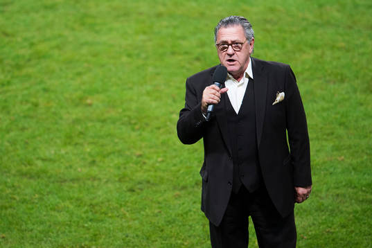 Tommy Körberg sjunger nationalsången