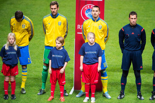 Sveriges Mikael Lustig, målvakt Andreas Isaksson och