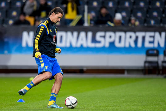 Sveriges Zlatan Ibrahimovic värmer upp