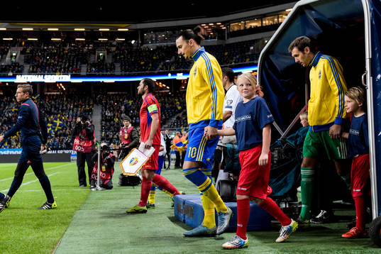 Sveriges Zlatan Ibrahimovic och målvakt Andreas Isaksson