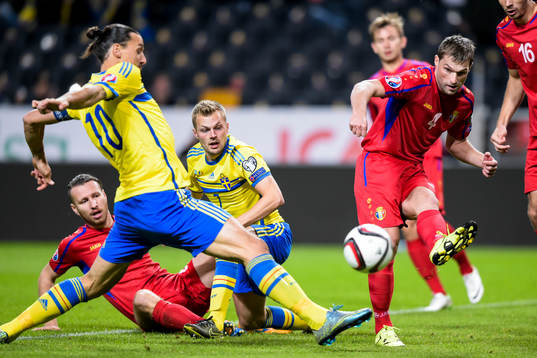 Sveriges Zlatan Ibrahimovic och Sebastian Larsson kämpar