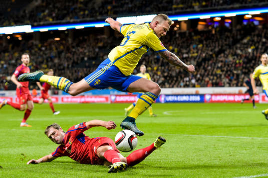 Moldaviens Iulian Erhan stoppar Sveriges John Guidetti