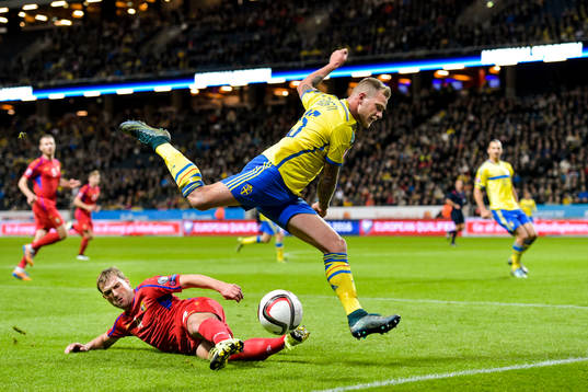 Moldaviens Iulian Erhan stoppar Sveriges John Guidetti