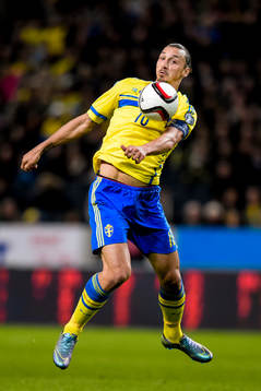 Sveriges Zlatan Ibrahimovic tar ner bollen på bröstet och
