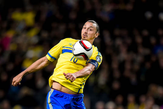 Sveriges Zlatan Ibrahimovic tar ner bollen på bröstet och