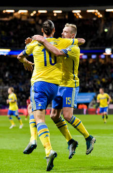 Sveriges Zlatan Ibrahimovic jublar ihop med John Guidetti
