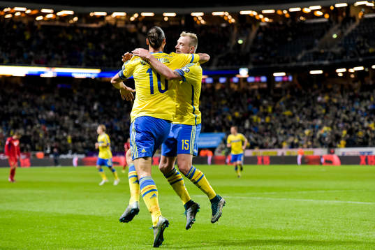Sveriges Zlatan Ibrahimovic jublar ihop med John Guidetti
