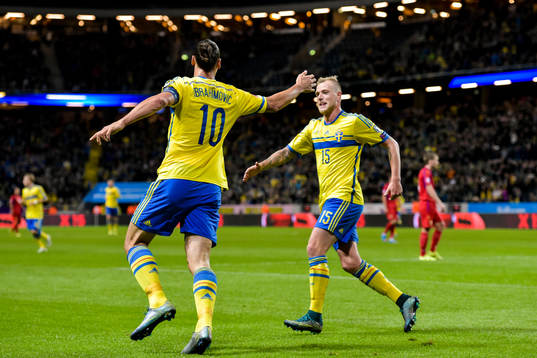 Sveriges Zlatan Ibrahimovic jublar ihop med John Guidetti