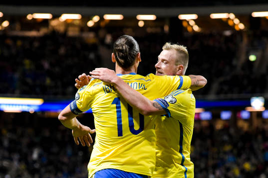 Sveriges Zlatan Ibrahimovic jublar ihop med John Guidetti