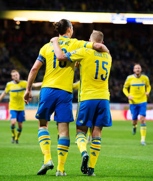 Sveriges Zlatan Ibrahimovic och John Guidetti kramar om