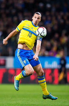 Sveriges Zlatan Ibrahimovic tar ner bollen i situationen