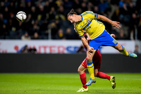 Sveriges Zlatan Ibrahimovic nickar bollen