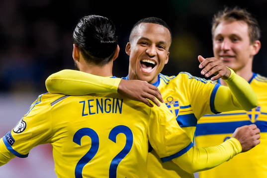 Sveriges Martin Olsson jublar ihop med Erkan Zengin