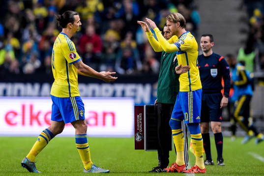 Sveriges Zlatan Ibrahimovic byts ut tillförmån för Ola