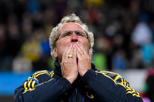 Sveriges förbundskapten Erik Hamrén kastar slängkyssar