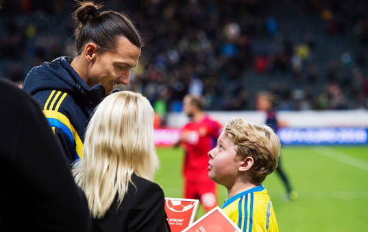 Sveriges Zlatan Ibrahimovic pratar med Noah Holmström