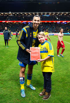 Sveriges Zlatan Ibrahimovic med Noah Holmström från Min