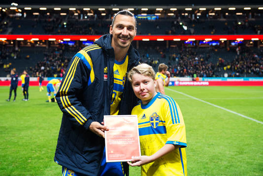 Sveriges Zlatan Ibrahimovic med Noah Holmström från Min