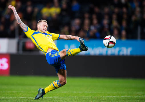 Sveriges John Guidetti sträcker sig