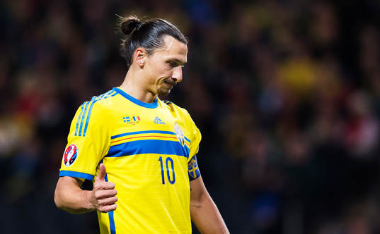 Sveriges Zlatan Ibrahimovic gör tummen upp till John