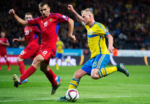 Moldaviens Stefan Burghiu och Sveriges John Guidetti