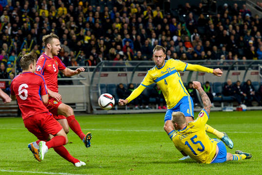 Sveriges John Guidetti och Andreas Granqvist med målchans
