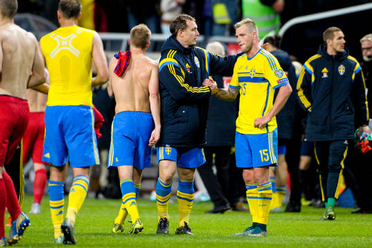 Sveriges Kim Källström klappar om en deppande John
