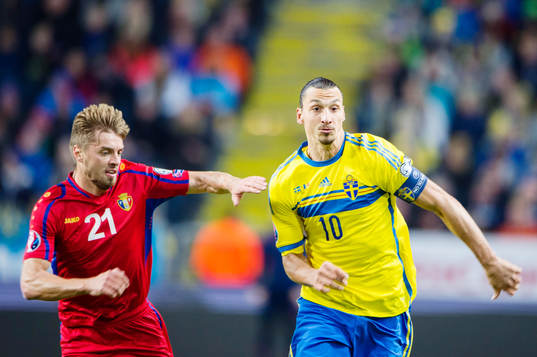 Moldaviens Maxim Potirniche och Sveriges Zlatan Ibrahimovic