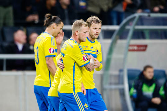 Sveriges John Guidetti och Mikael Antonsson jublar