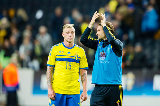 Albin Ekdal tackar publiken och försöker peppa en deppig