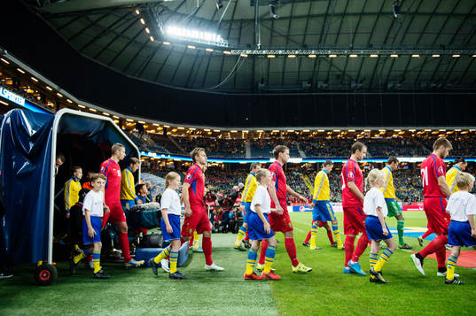 Sveriges och Moldaviens spelare går in på planen
