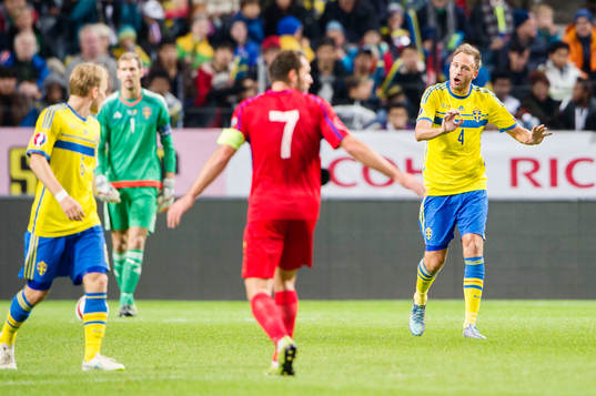 Sveriges Andreas Granqvist kommunicerar med Sveriges Oscar