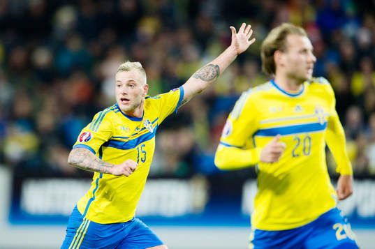 Sveriges John Guidetti signalerar att han vill ha bollen