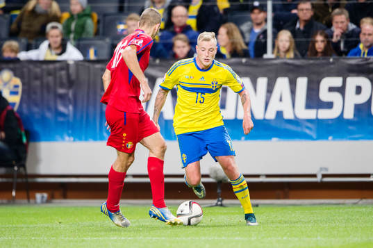 Sveriges John Guidetti försöker springa förbi Moldaviens