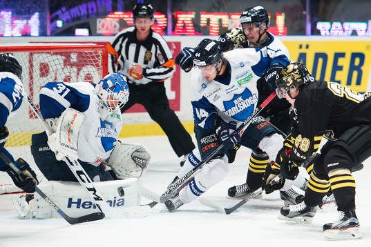 s Jesper Frödén och Karlskogas Oskar Carlsson framför
