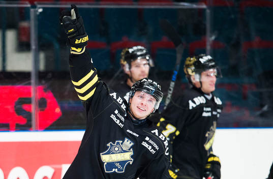 s Robin Kovacs gör 2-1 och jublar