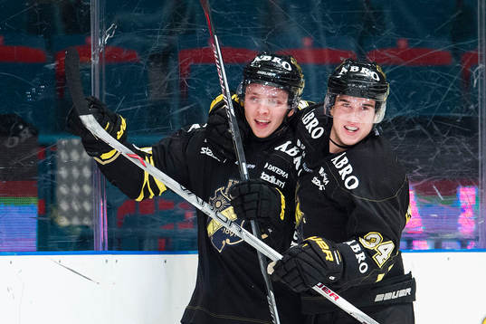 s Robin Kovacs (tv) gör 2-1 och jublar med Michael